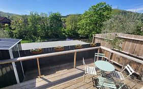 Ty Taf 2 Bed Cottage With Deck & Easy Transport Links