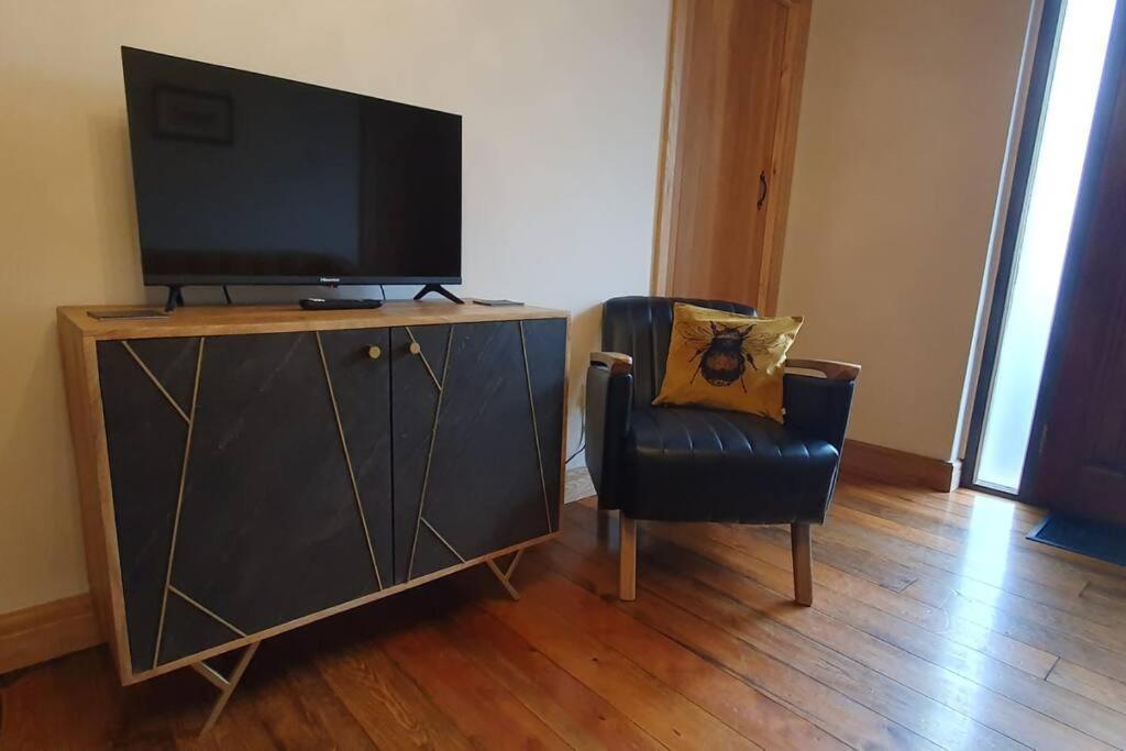 Ty Taf 2 Bed Cottage With Deck & Easy Transport Links Cardiff Exterior photo
