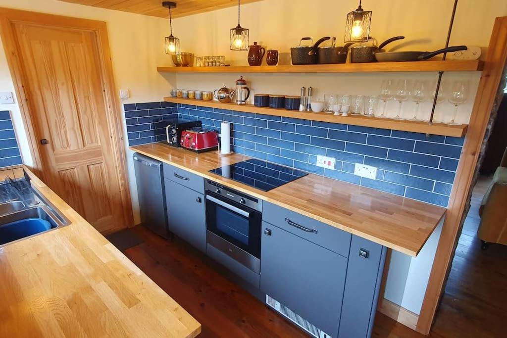 Ty Taf 2 Bed Cottage With Deck & Easy Transport Links Cardiff Exterior photo