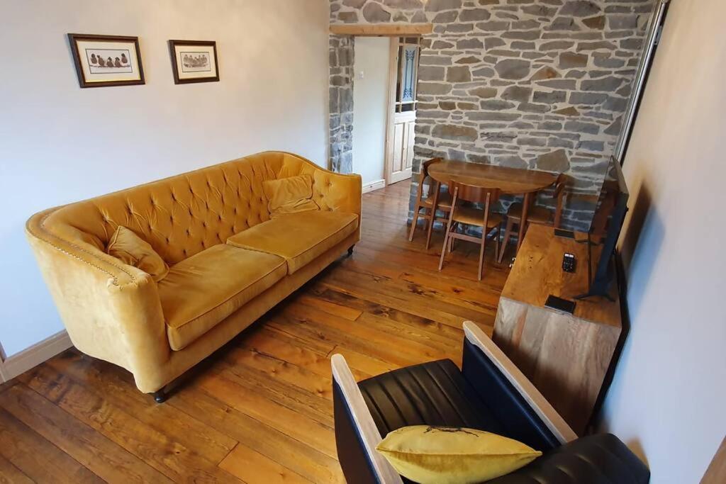 Ty Taf 2 Bed Cottage With Deck & Easy Transport Links Cardiff Exterior photo