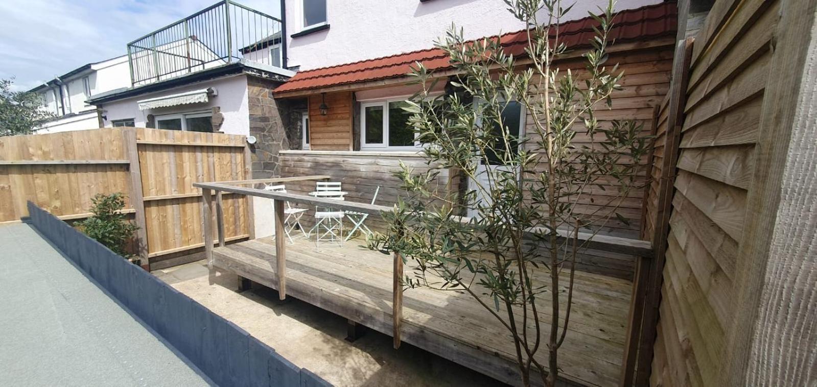 Ty Taf 2 Bed Cottage With Deck & Easy Transport Links Cardiff Exterior photo