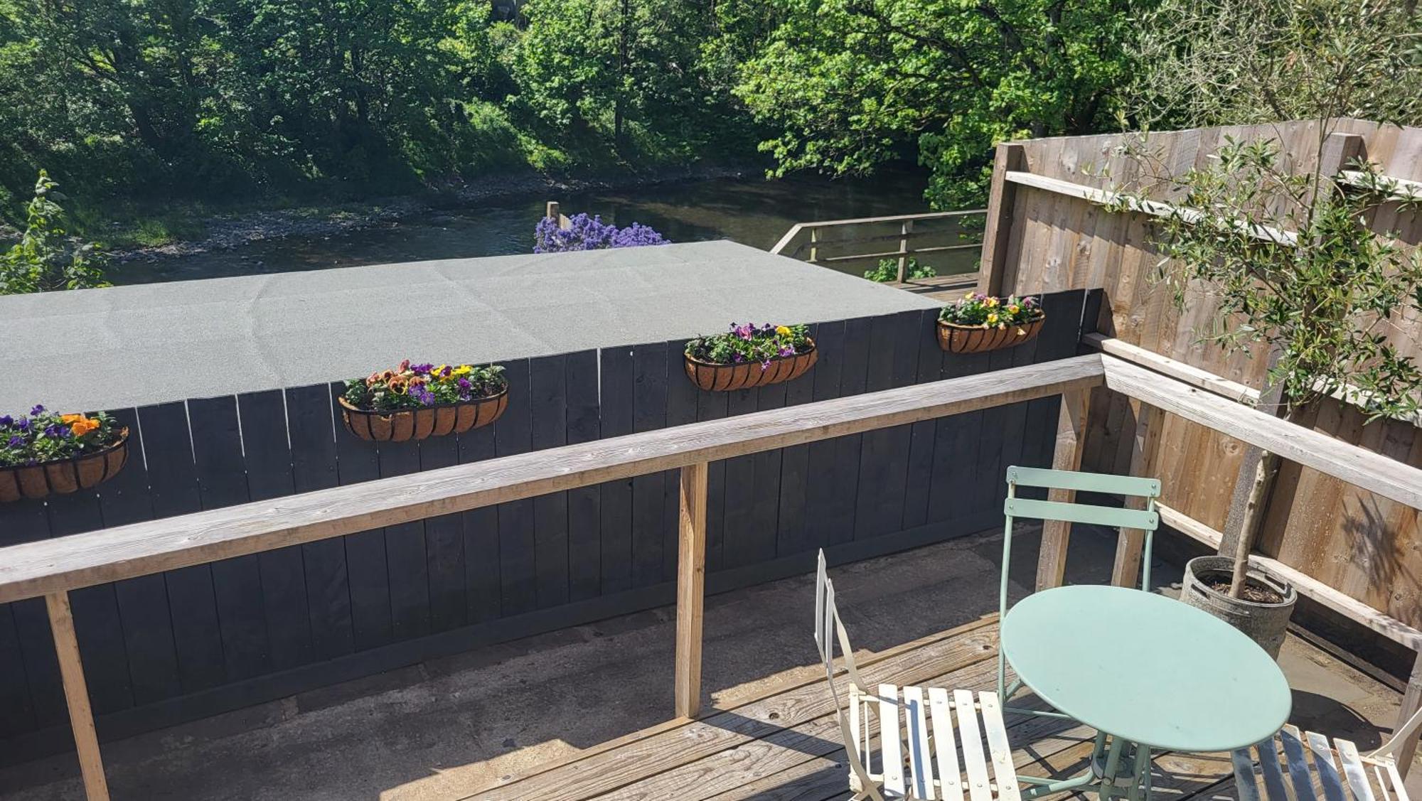 Ty Taf 2 Bed Cottage With Deck & Easy Transport Links Cardiff Exterior photo