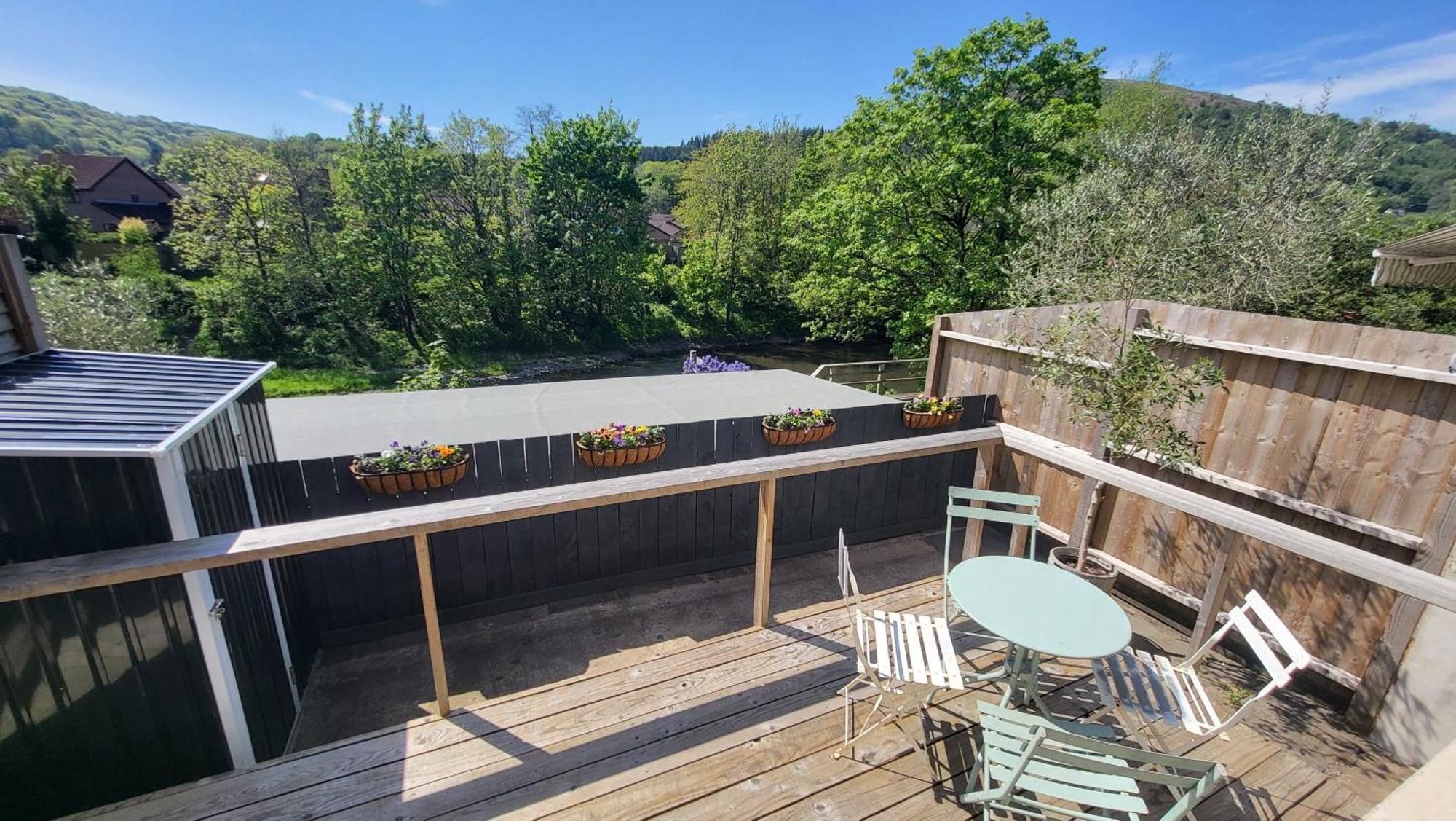 Ty Taf 2 Bed Cottage With Deck & Easy Transport Links Cardiff Exterior photo